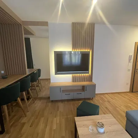 3 Monkeys - S2 דירה *